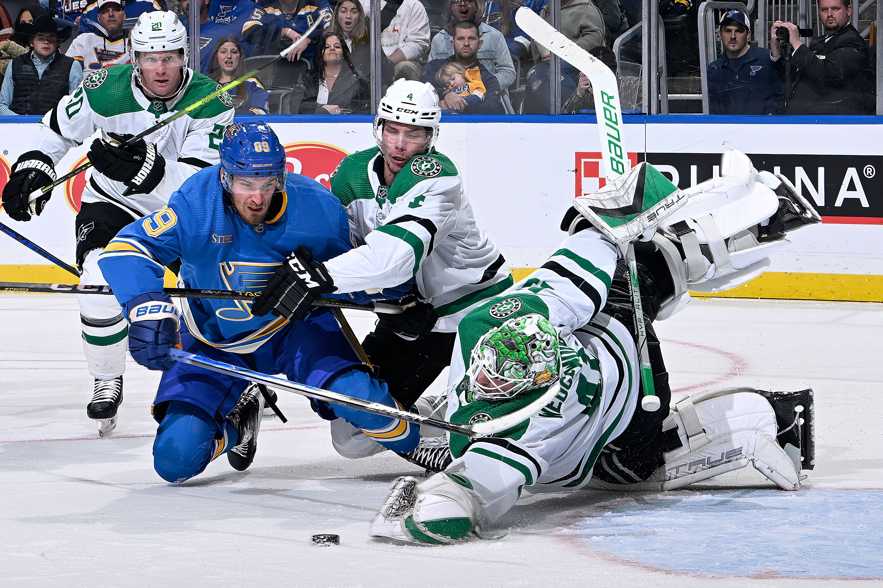 Miro Heiskanen #4 and Scott Wedgewood #41 of the Dallas Stars defend the net against Pavel Buchnevich #89 of the St. Louis Blues on December 16, 2023 at the Enterprise Center in St. Louis, Missouri. (From Getty)